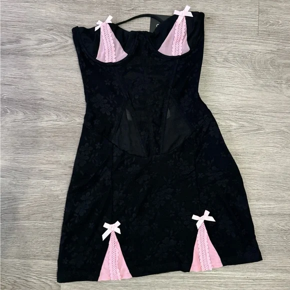 Elegant Black and Pink Strapless Dress - Picture 2 of 2